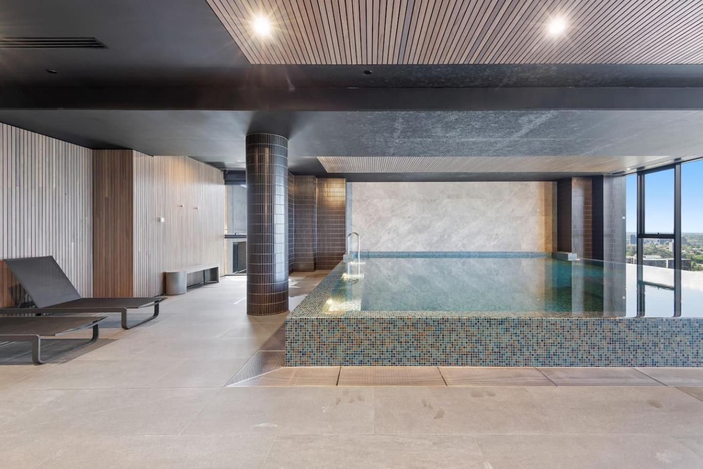 Chic Urban Escape Pool, Gym And City Charm 墨尔本 外观 照片