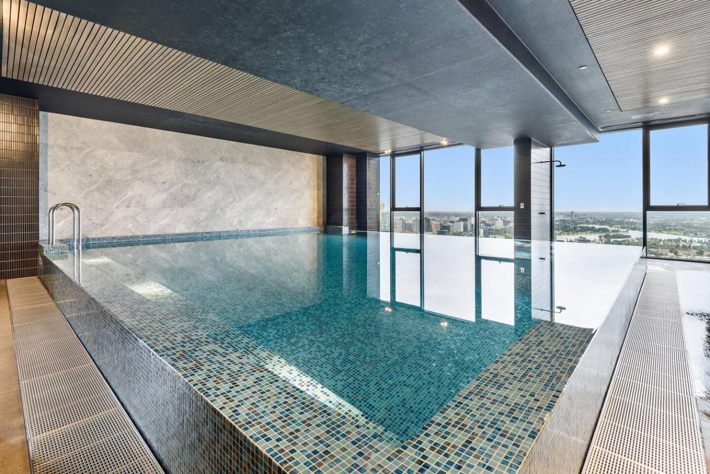 Chic Urban Escape Pool, Gym And City Charm 墨尔本 外观 照片